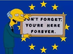 Il Signor Burns appone questo cartello di fronte all'ufficio di Theresa May. #Brexit